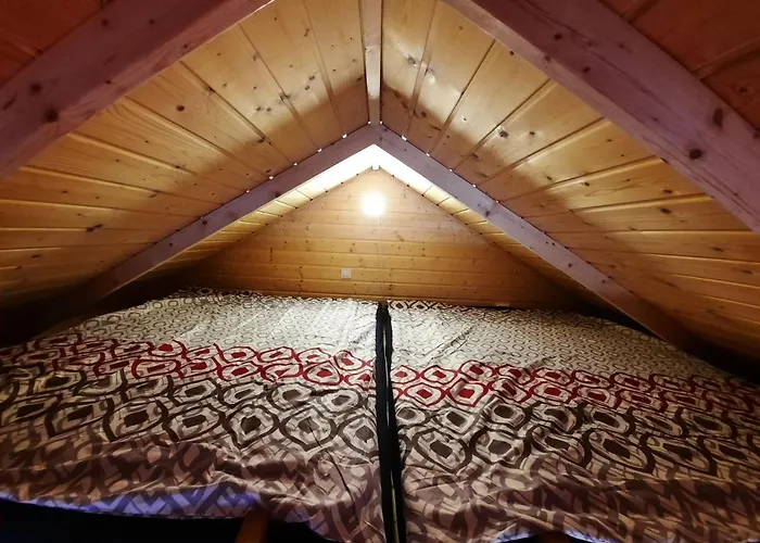 Niewygodny Z Wlasnym Podworkiem *